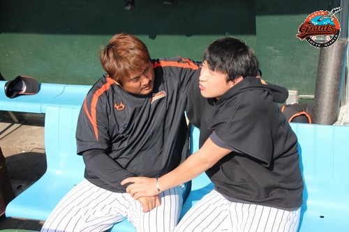 장난치는 최준석, 최대성